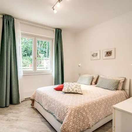 Golden Lemon - Modern House In Countryside