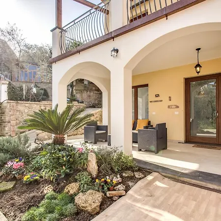 Golden Lemon - Modern House In Countryside