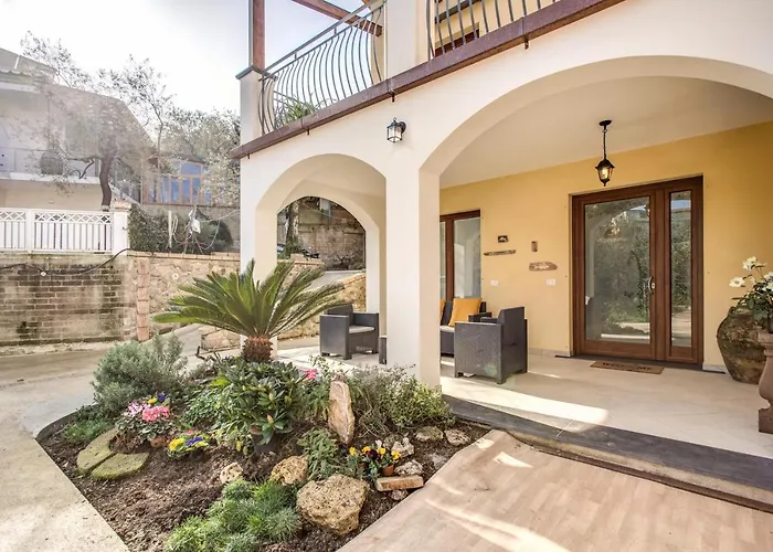 Golden Lemon - Modern House In Countryside